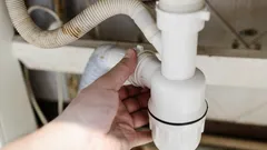 Zapomnij o zapachu kanalizacji – oto jak wyczyścić syfon domowymi sposobami