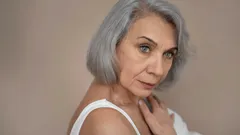 Siwe włosy – nowy styl: 5 fryzur, które odmładzają i odświeżają wygląd bez farbowania