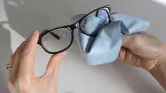 Koniec z plamami: sekret krystalicznie czystych okularów bez użycia sprayu ani mikrofibry