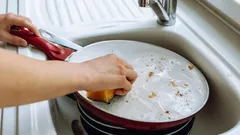 Dlaczego nie należy myć patelni zaraz po przygotowaniu śniadania: zasada przedłużająca żywotność naczyń