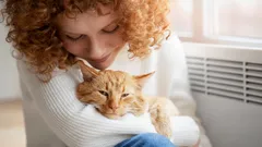Gdy kot widzi w tobie mamę: znaki, że jesteś dla niego nie tylko człowiekiem, lecz także rodzicem
