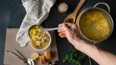 Dlaczego zupę zawsze należy gotować bez przykrycia: szef kuchni ujawnia prawdziwy powód