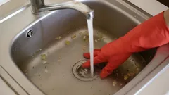 Tylko jedna tabletka i wrzątek – zatykanie zniknie samo: prosty sposób gospodyni domowej