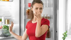 Lodówka bez zapachu: gdzie położyć łyżkę „ratunkowego” środka, który jest w każdym domu