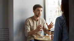 Jak rozpoznać inteligentną osobę? Jedno zdanie od razu ją zdradzi