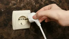 Nigdy nie pozostawiaj tego urządzenia podłączonego do gniazdka — oto, do czego może to doprowadzić