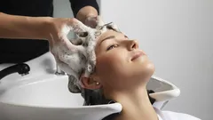 Sekrety mycia włosów: ile szamponu naprawdę potrzebujesz — odpowiedzi stylistów