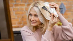 Koloryzacja włosów po sześćdziesiątce: sekrety odcieni, które nie postarzą, a odmłodzą