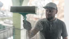 Najskuteczniejszy sposób mycia okien bez smug: potrzebujesz tylko jednego składnika