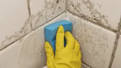 Trwały osad na płytkach w łazience? Prosty trik sprzątaczek, by pozbyć się go na zawsze