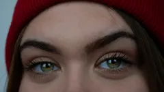 Co oznacza „trójkątne spojrzenie”? Psycholodzy ujawniają tajne przesłania