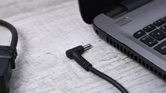 Czy warto zostawiać laptop podłączony do ładowarki? Zapamiętaj to raz na zawsze