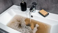 Tabletka na zatkany odpływ: jak tanie rozwiązanie zastąpiło hydraulików i udrożniło rury