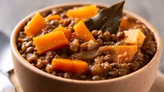 Gulasz z soczewicy z dynią i boczkiem: tylko 5 kroków do jesiennej kolacji godnej restauracji