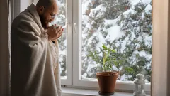 Przeciąg, kondensacja i lód: główny błąd właścicieli okien plastikowych, który zabiera całe ciepło