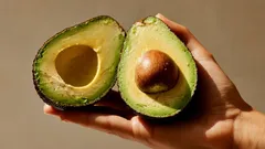 Ciągle wyrzucasz pestki awokado? Zobacz, co możesz z nimi zrobić w 2 minuty
