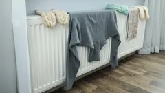 Dlaczego nigdy nie należy kłaść mokrego prania na grzejnik – nieprzyjemne konsekwencje
