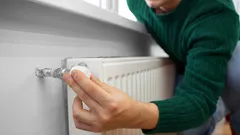 Czy warto wyłączać kaloryfery na noc? Eksperci wyjaśniają, jak oszczędzać na rachunkach