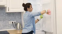 Jak często należy myć lodówkę: porady eksperta, które pomogą uniknąć przykrego zapachu i pleśni