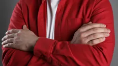 Skrzyżowane ramiona podczas rozmowy mogą mówić więcej niż słowa – wyjaśnienie psychologa