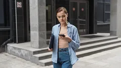 Czy ciągle patrzysz na telefon, kiedy idziesz? Psychologowie opowiedzieli o negatywnych skutkach