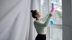 Okna będą lśnić aż do wiosny: 1 łyżka tego składnika do wody i zdumiewający efekt gwarantowany