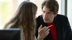 Odwracasz wzrok podczas rozmowy? Psychologowie wyjaśniają, co to mówi o twojej osobowości