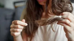 Włosy przetłuszczają się w ciągu dnia, a końcówki się rozdwajają: specjaliści wyjaśniają, jak często myć włosy