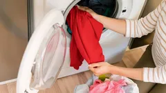 Twoja bielizna schnie zbyt długo? Oto, jak wysuszyć ją błyskawicznie, nawet bez suszarki