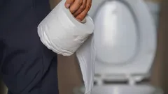 Nigdy nie spuszczaj tych rzeczy w toalecie: wiele osób popełnia ten błąd – dlaczego nie wolno tego robić