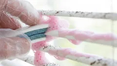 Jak szybko i skutecznie wyczyścić żaluzje bez zdejmowania — prosty sposób