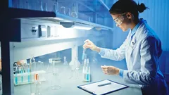 Nowe odkrycie naukowców. Odzież przyszłości powstanie z odpadów i bakterii – oto, jak to działa