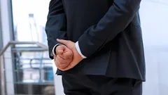 Jak często chodzisz z rękami za plecami? Psycholodzy wyjaśniają, co to o tobie mówi