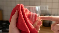 Jak przywrócić idealny połysk szklanym naczyniom? Proste metody bez kosztownej chemii
