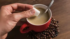 Kofeina i cukier: kiedy unikać i jaki mają wpływ na nas — odpowiedzi dietetyków