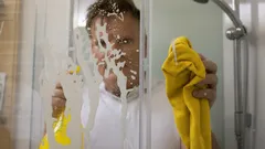 Kabina prysznicowa lśni czystością: najlepsze sposoby sprzątaczy hotelowych, które Cię zaskoczą