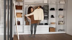 Główny wróg nowoczesnego wnętrza – szafa: co ją zastępuje w modnych aranżacjach