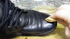 Dlaczego nasze babcie nacierały buty skórką od banana: zapomniany, zaskakujący trik