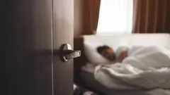 Otwieranie drzwi do sypialni w nocy – co to mówi o Twojej osobowości? Psychologowie wyjaśniają