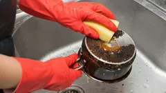 Czarny osad na patelni i w garnku sam zniknie: prosty trik, który łatwo rozwiąże problem