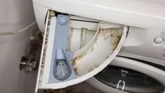 Nieprzyjemny zapach z dozownika na detergenty w pralce? Oto, jak szybko usunąć brud i pleśń