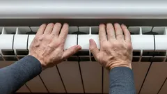 Radiator bulgocze i nie nagrzewa się: prosta sztuczka przywróci ciepło bez konieczności wzywania serwisanta