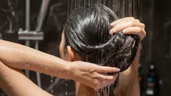 Jak uzyskać gładkie i lśniące włosy bez drogich kosmetyków – codzienne domowe sposoby