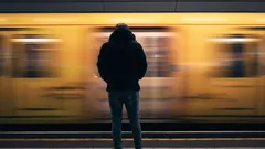 Spojrzenie w dół podczas chodzenia: co mówi o twojej osobowości — wyjaśniają psychologowie